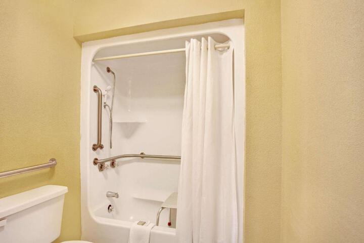 2 Double Beds (9 of 14)