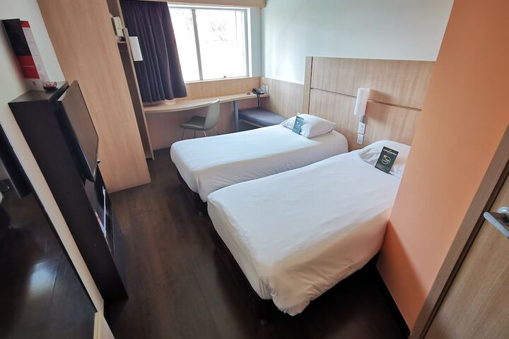 Room 3 of 32