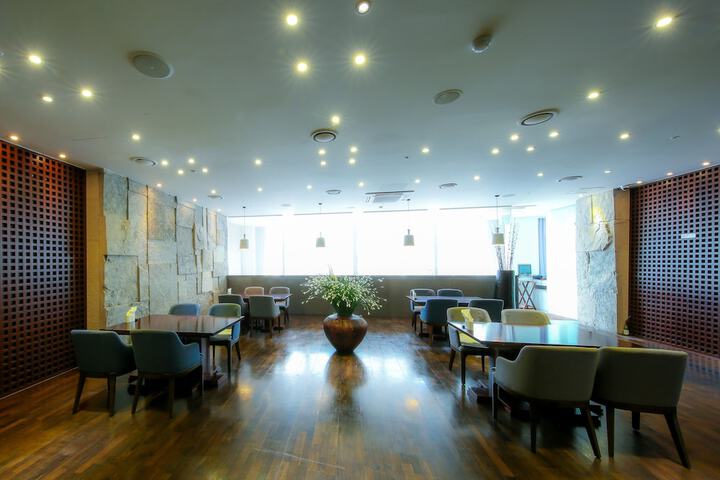 Lounge 82 of 90
