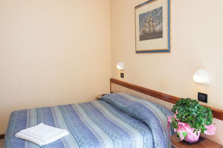 Room 11 of 48