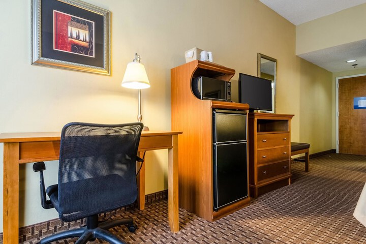 1 King Bed (3 of 9)