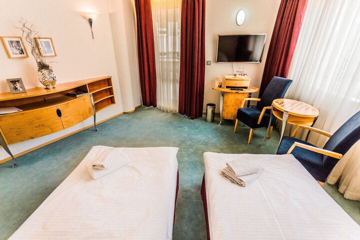 Room 16 of 102