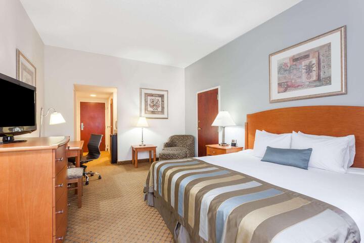 1 King Bed (5 of 15)