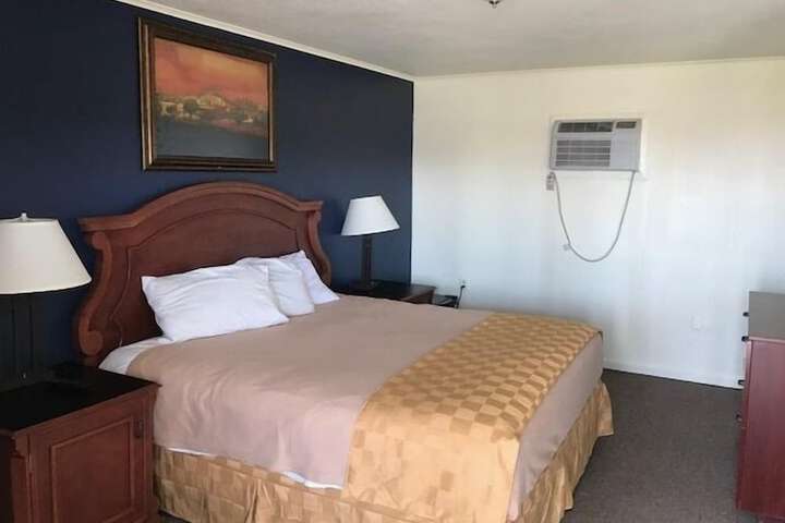 1 King Bed (2 of 6)