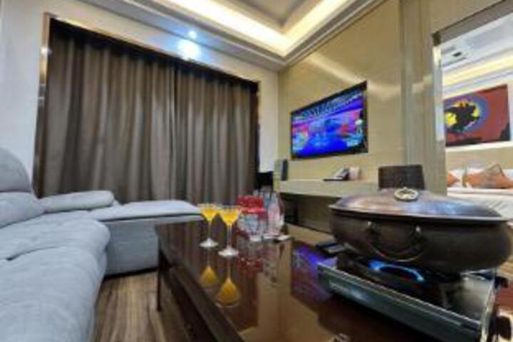 Room 7 of 9