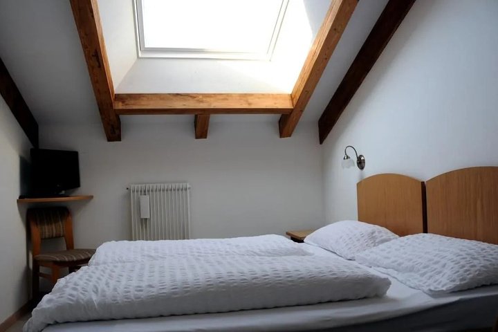 Room 4 of 10