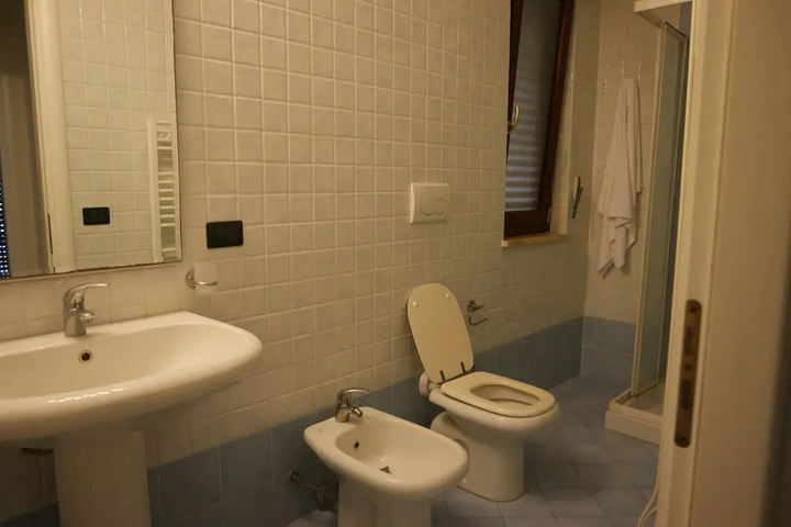 Room 4 of 7