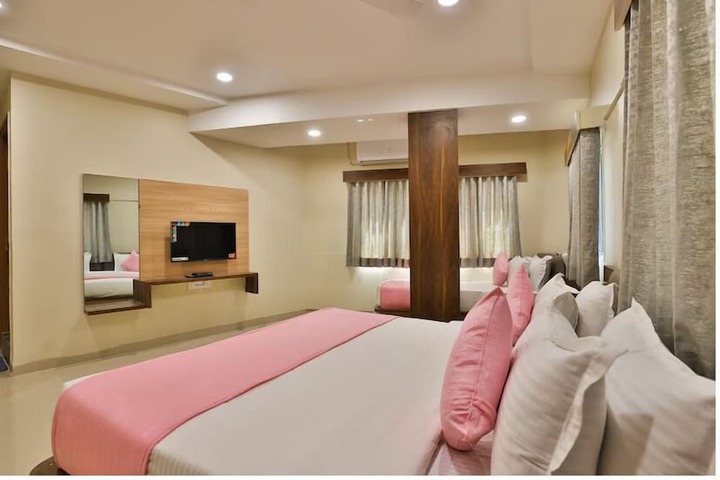 Room 6 of 9