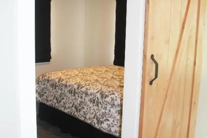 Room 8 of 8