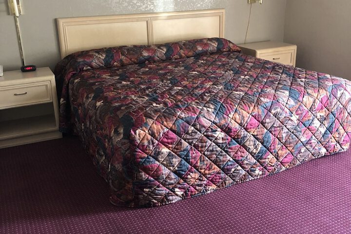 Deluxe King Bed (2 of 10)