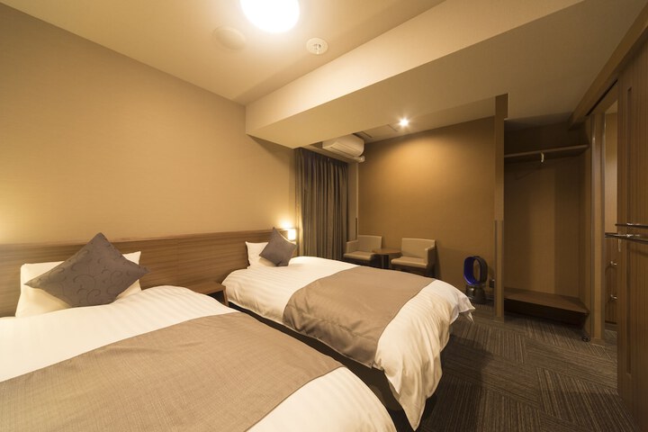 Room 12 of 104