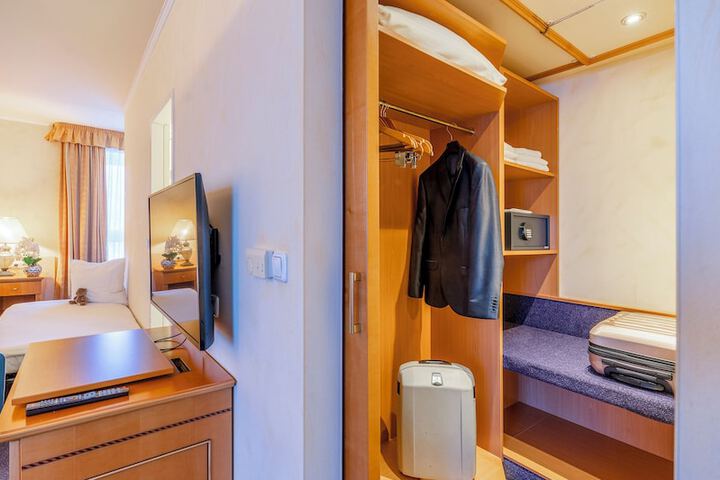 Room 45 of 116