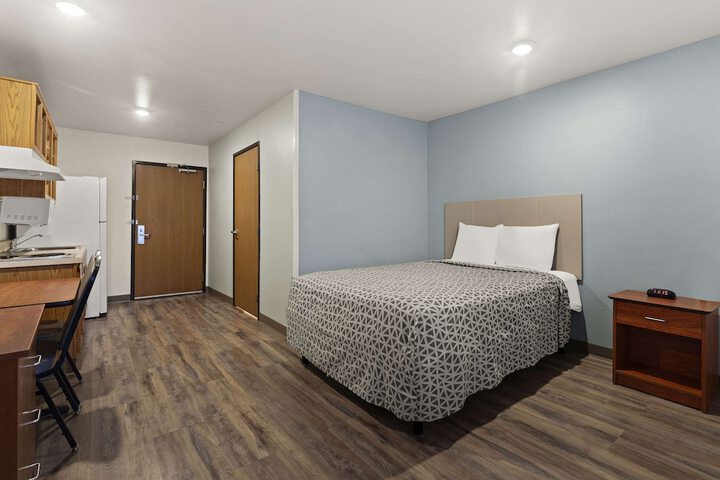 1 Queen Bed Suite (8 of 12)