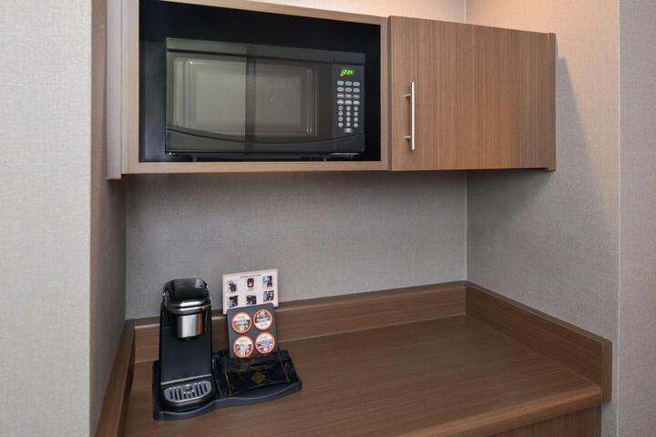 2 Queen Beds Microwave and Refrigerator WiFi Full Breakfast (13 of 22)