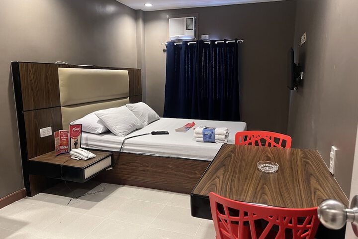 Room 9 of 28