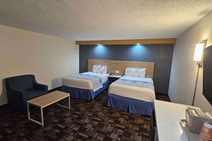 2 Double Beds (3 of 14)