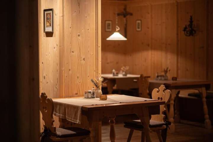 Dining 12 of 19