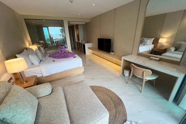 Room 8 of 165