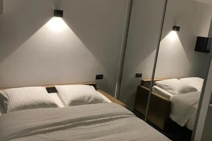 Room 4 of 10