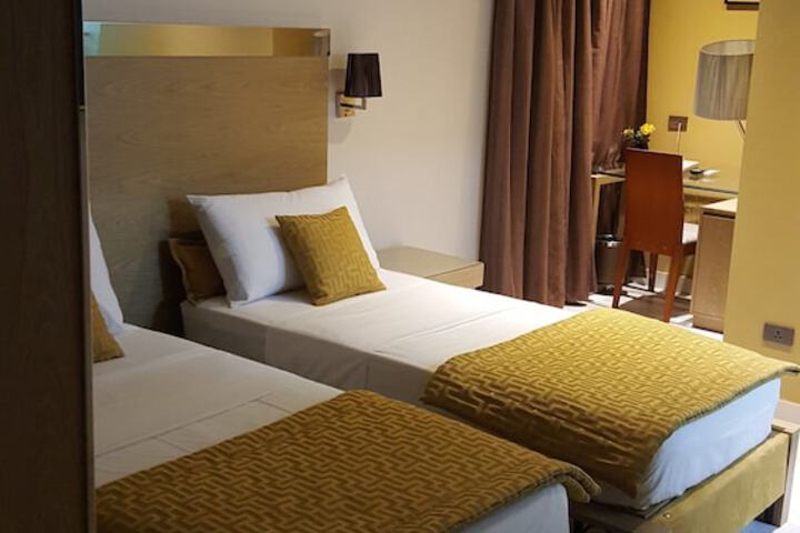 Room 8 of 90