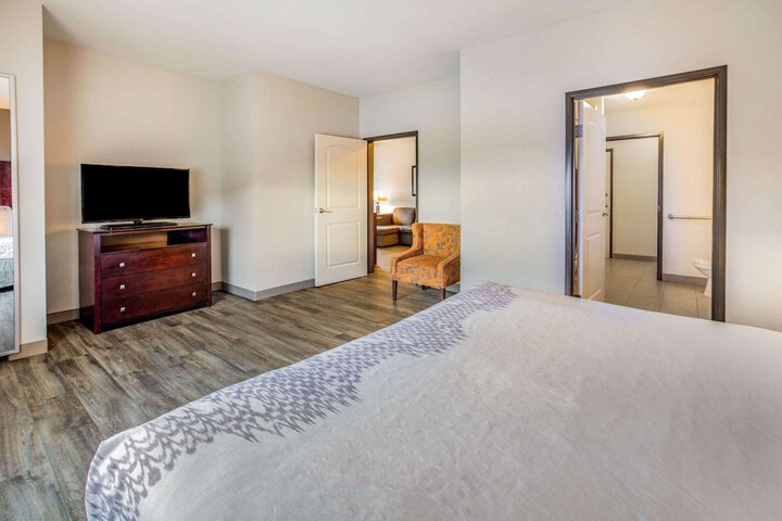 1 King Bed Mobility Hearing Accessible Room Bathtub with Grab Bars (13 of 22)