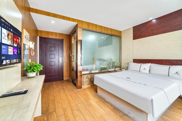 Room 3 of 10