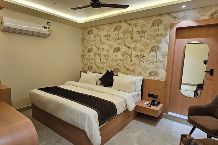 Room 3 of 7
