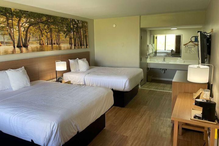 2 Queen Beds (18 of 18)