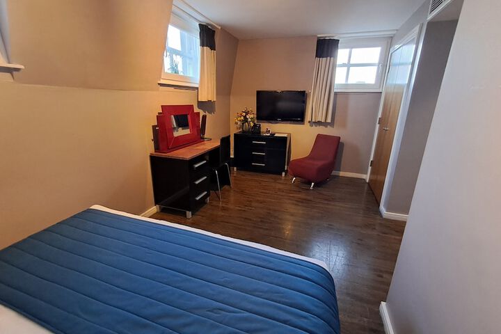 Room 43 of 182