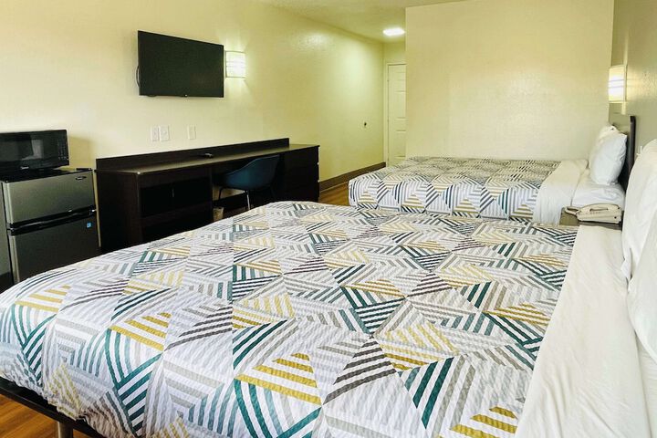 2 Queen Beds Micfridge (1 of 7)