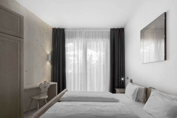 Room 3 of 48