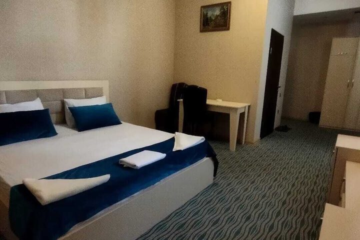 Room 8 of 18