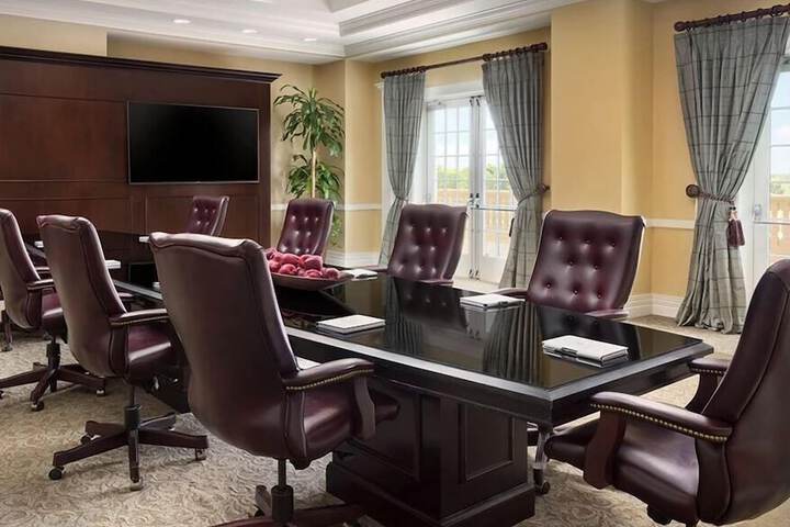 Business Center 208 of 216