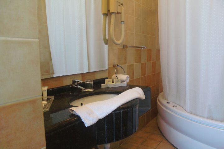 Room 3 of 77