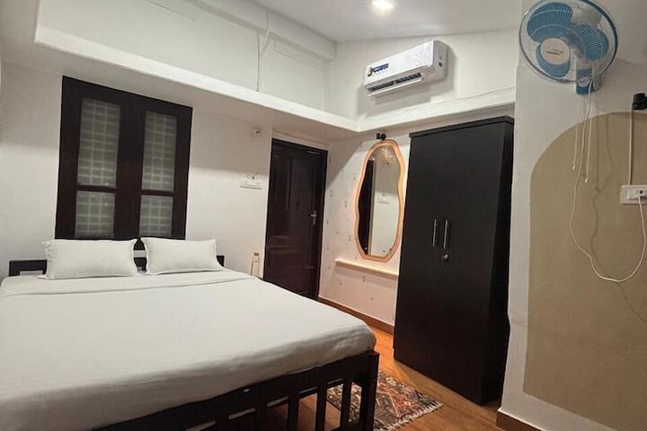 Room 12 of 19