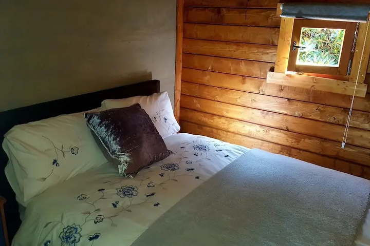 Room 4 of 9