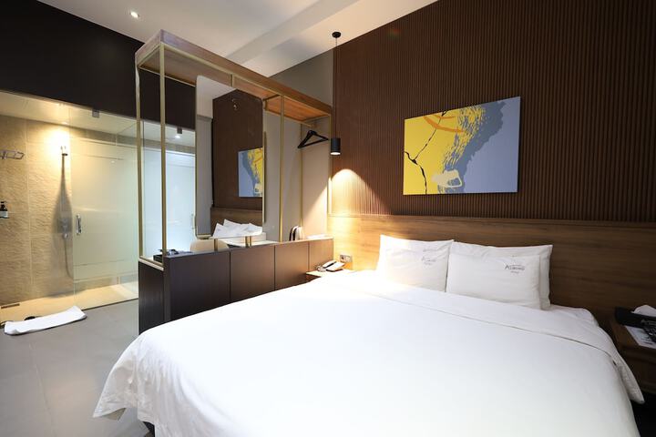 Room 8 of 17
