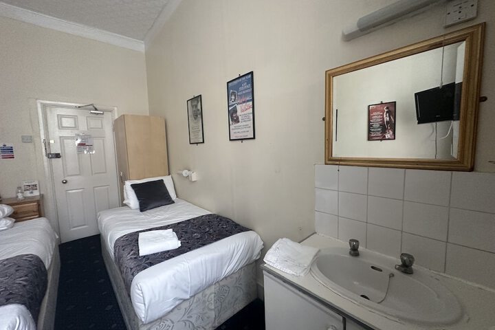 Room 27 of 89