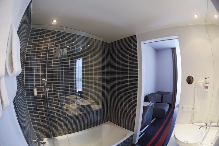 Room 13 of 33
