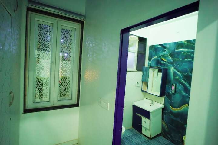 Room 5 of 9