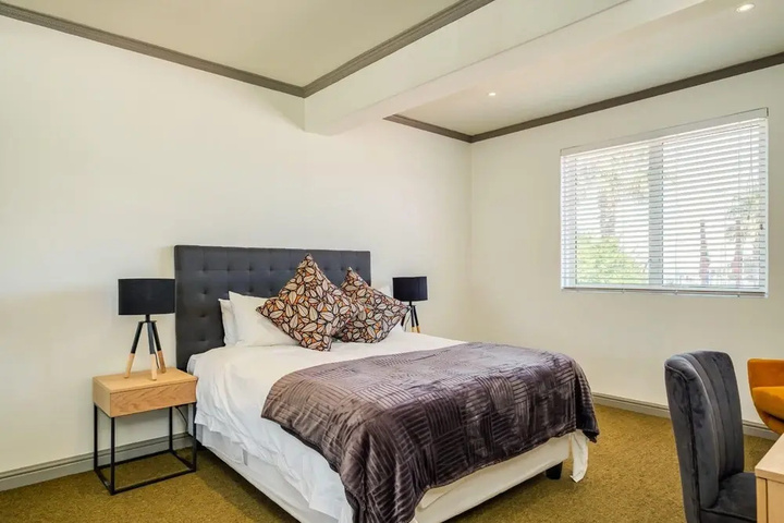 Room 4 of 18