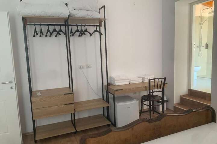 Room 8 of 37
