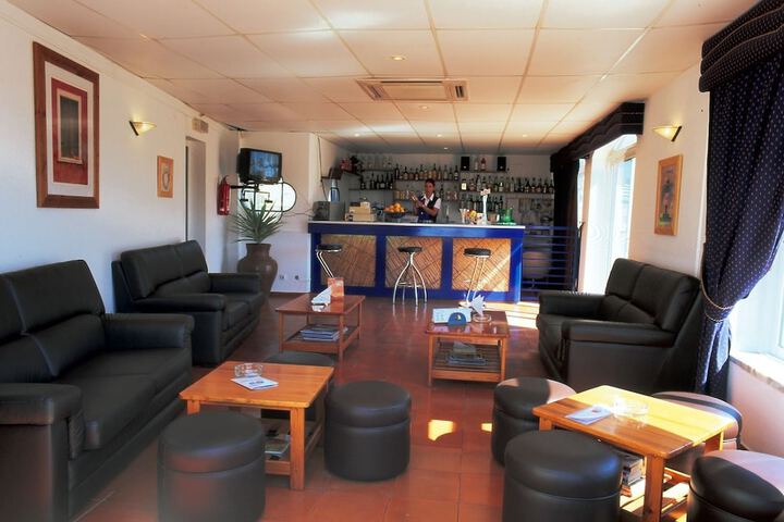 Lounge 10 of 12