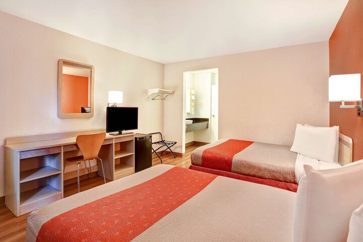 Deluxe Room 2 Double Beds Refrigerator, Microwave (2 of 6)