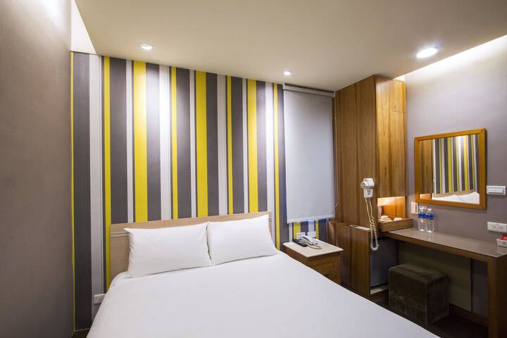 Room 5 of 18