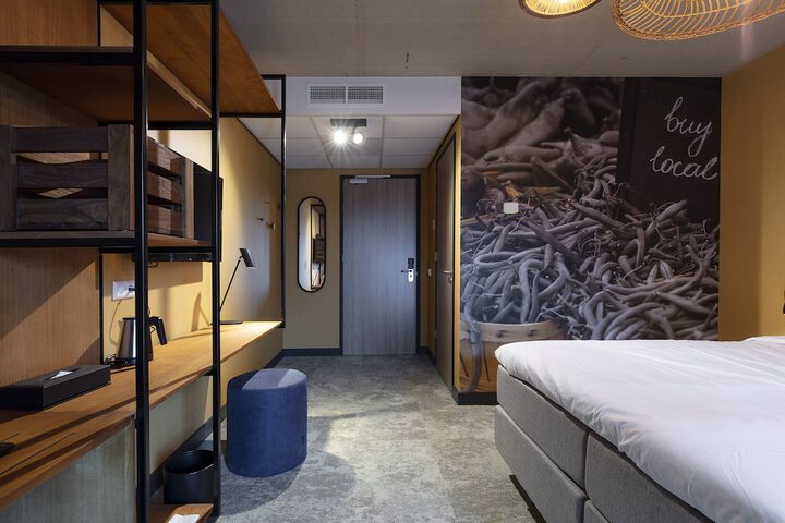 Room 27 of 110