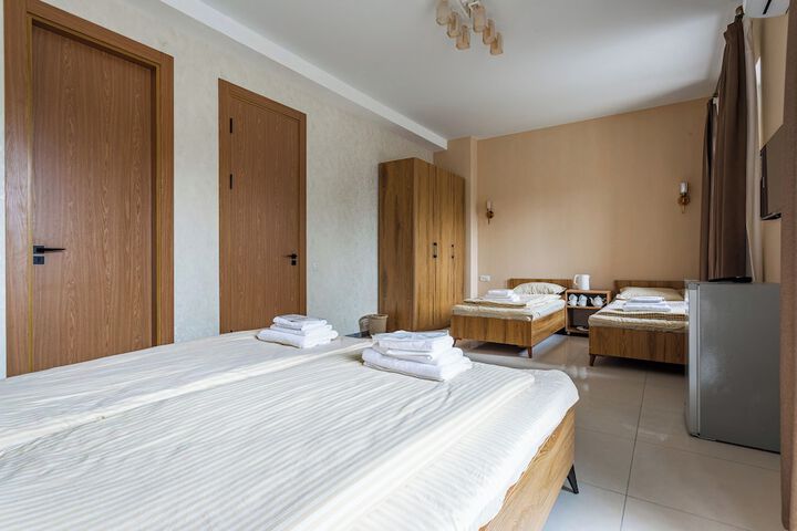 Room 8 of 33