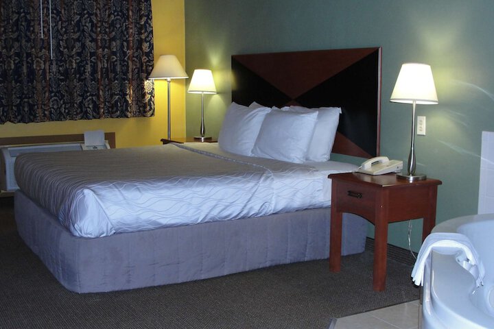 1 King Bed Microwave and Refrigerator WiFi Continental Breakfast (3 of 19)