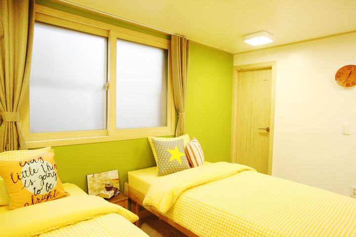 Room 13 of 122