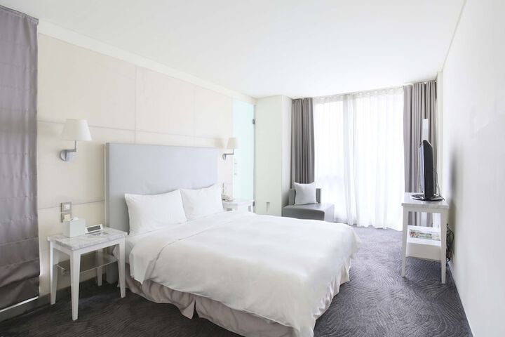 Room 13 of 80